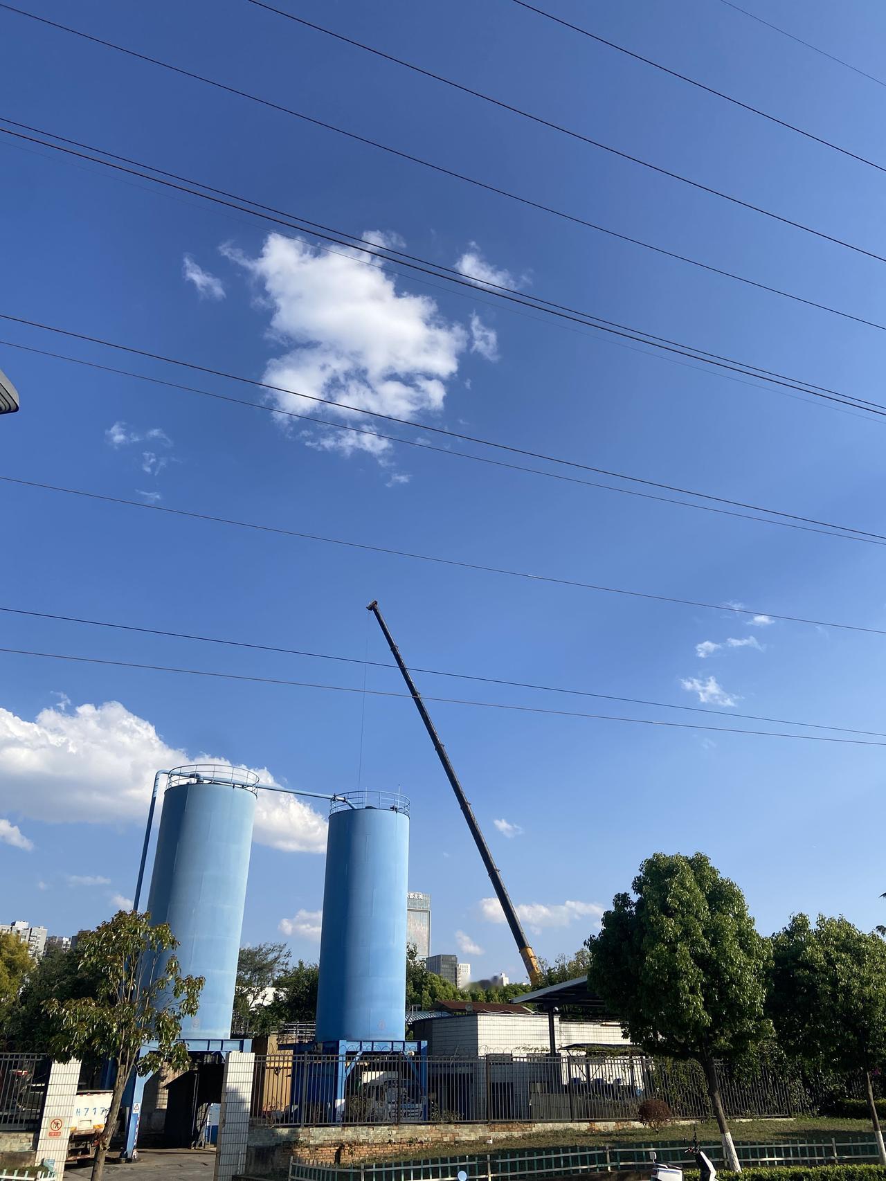 散步的时候看到一辆吊车正在作业，又长又粗的主臂下，用一根细细的钢绳吊住又圆又高的