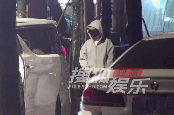 朱一龙收工直奔餐厅 有八卦媒体拍到朱一龙收工后直奔餐厅干饭。 