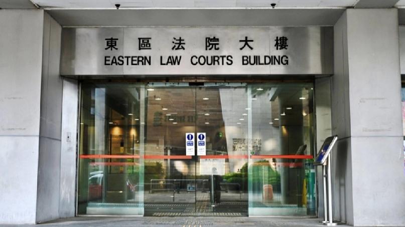 香港 64岁无业汉今年3月在港岛区一辆专线小巴上露出下体及自渎，被控1项作出有违