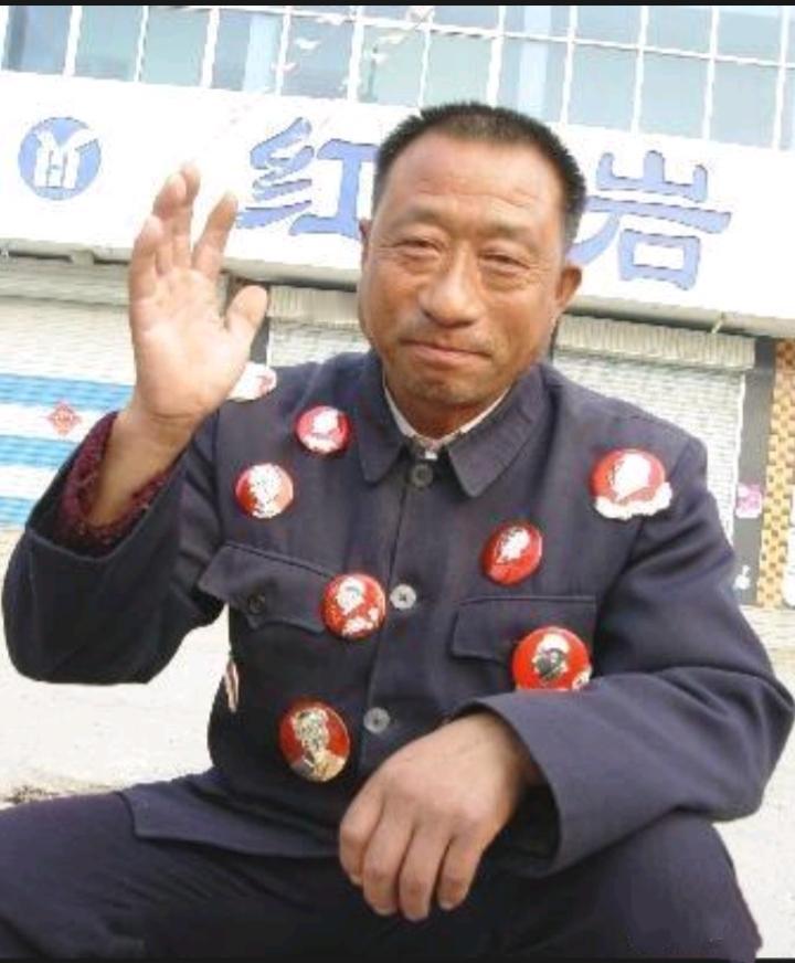 那个时代几乎人人佩戴、家家都有。那是人们的信仰支柱、精神食粮！