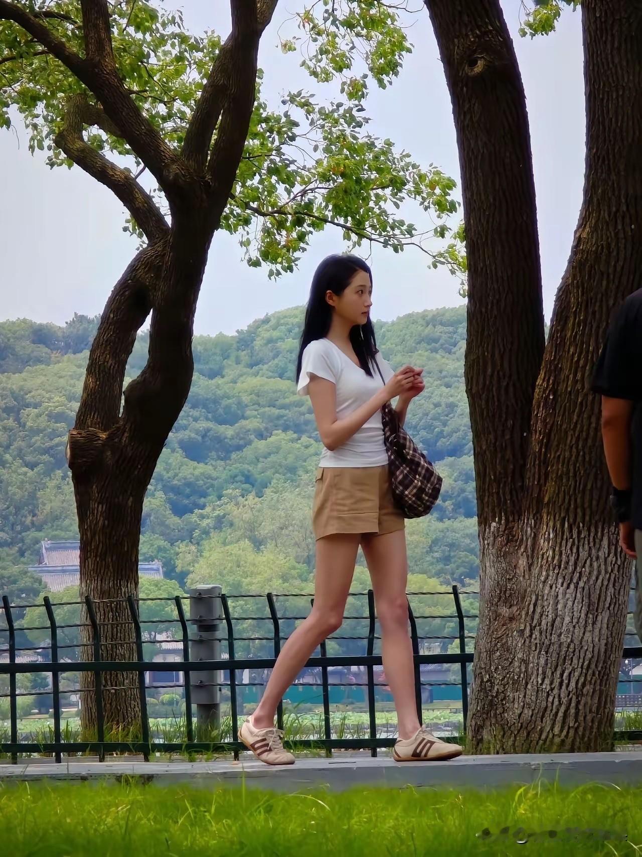 她不仅长得漂亮，身材比例也很好，鹿晗是怎么舍得分手的！实在搞不懂！