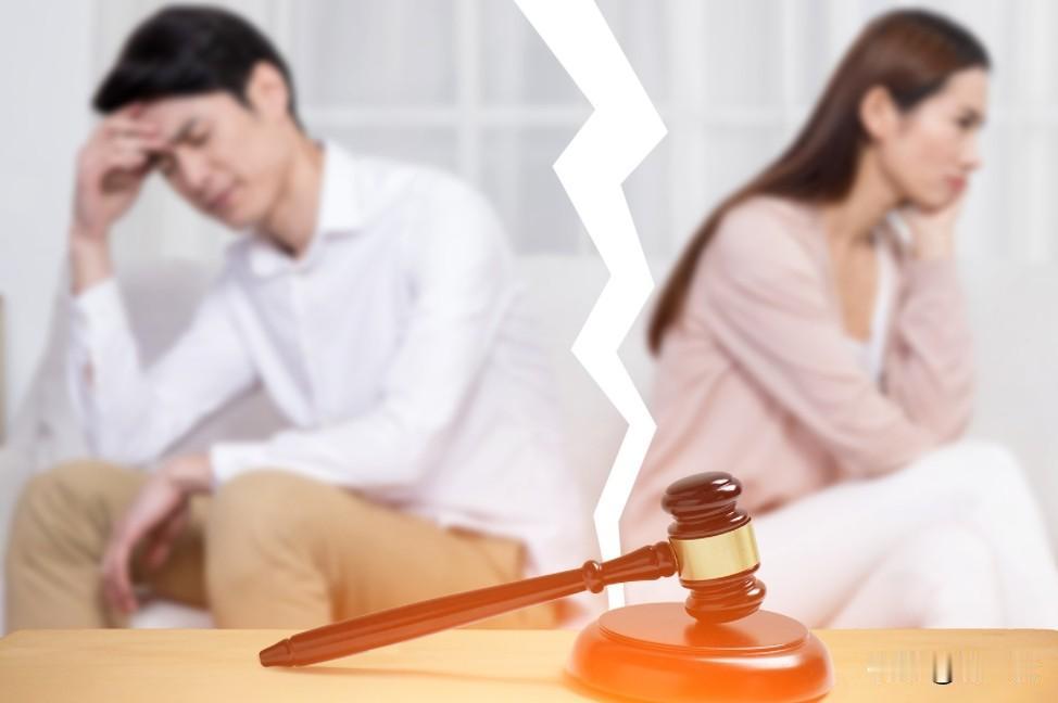 上海，一男子发现妻子出轨，并怀上了情人的孩子，愤怒提出离婚。两年后，前妻听说他不