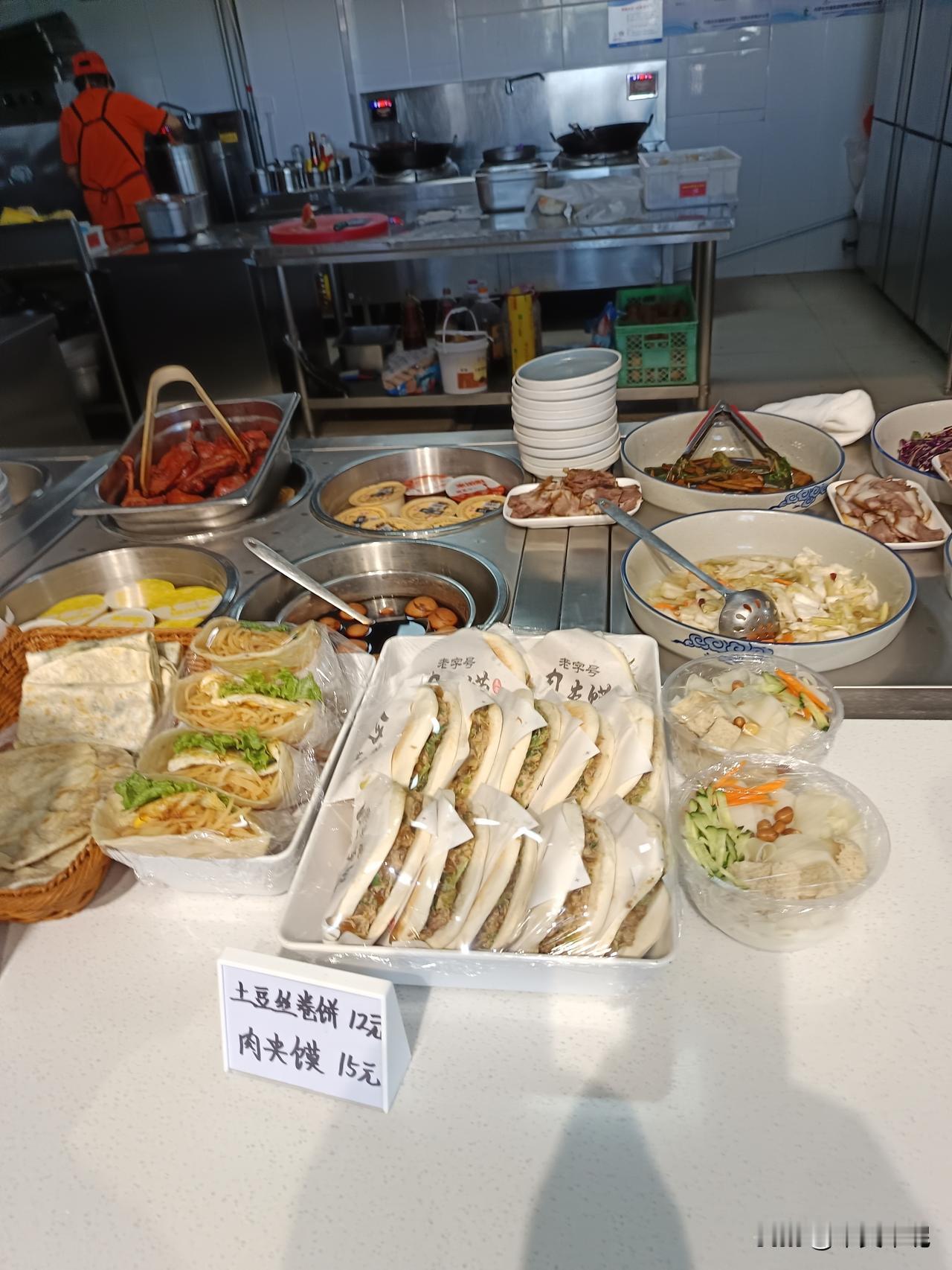 美食的诱惑
肉夹馍，土豆丝卷饼，韭菜盒子，大肉饼，茶叶蛋，卤鸡腿，去草原的路上驿