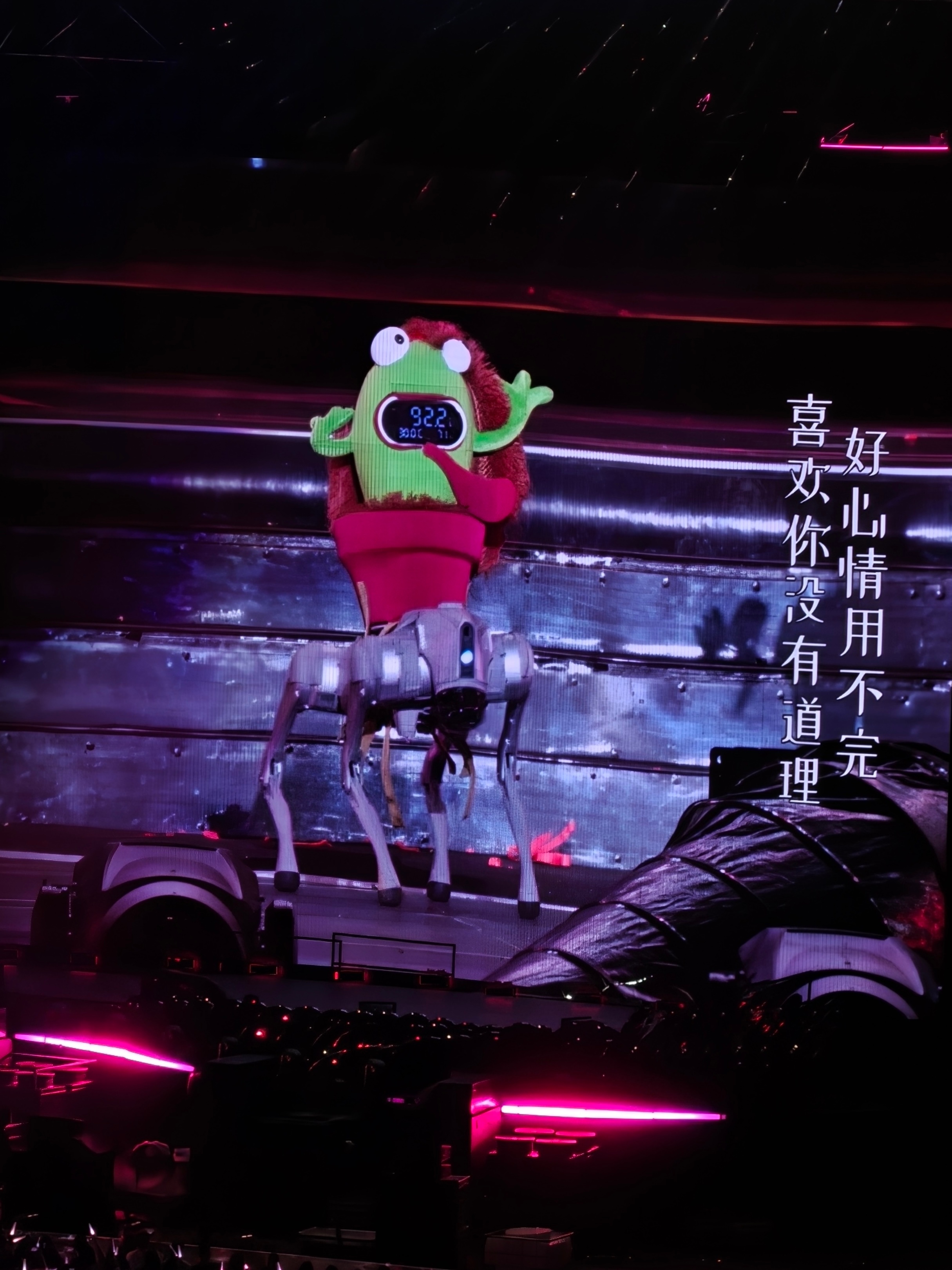 现在演唱会点歌环节玩法很丰富啊[航天员]在张韶涵演唱会上看到一个机器人出现在舞台