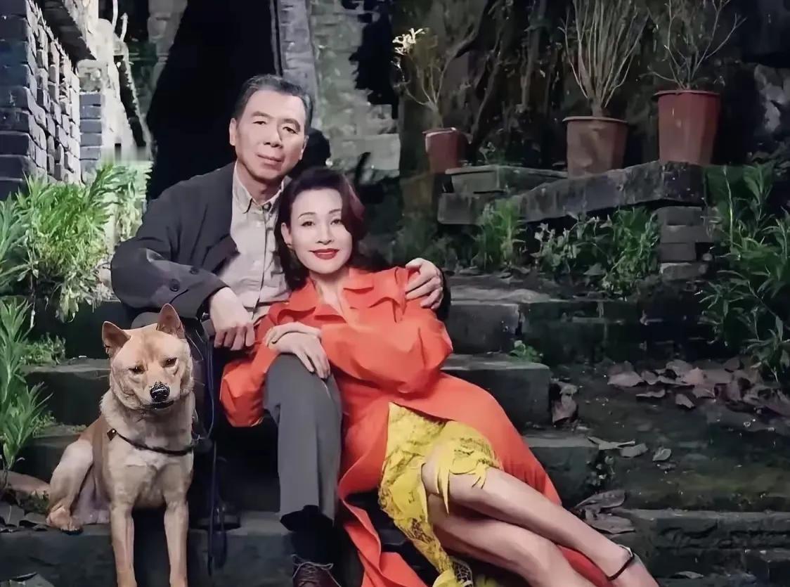 娱乐圈是个大染缸，此刻最干净的可能就是这条狗了！能成为著名导演和女演员的人，哪一
