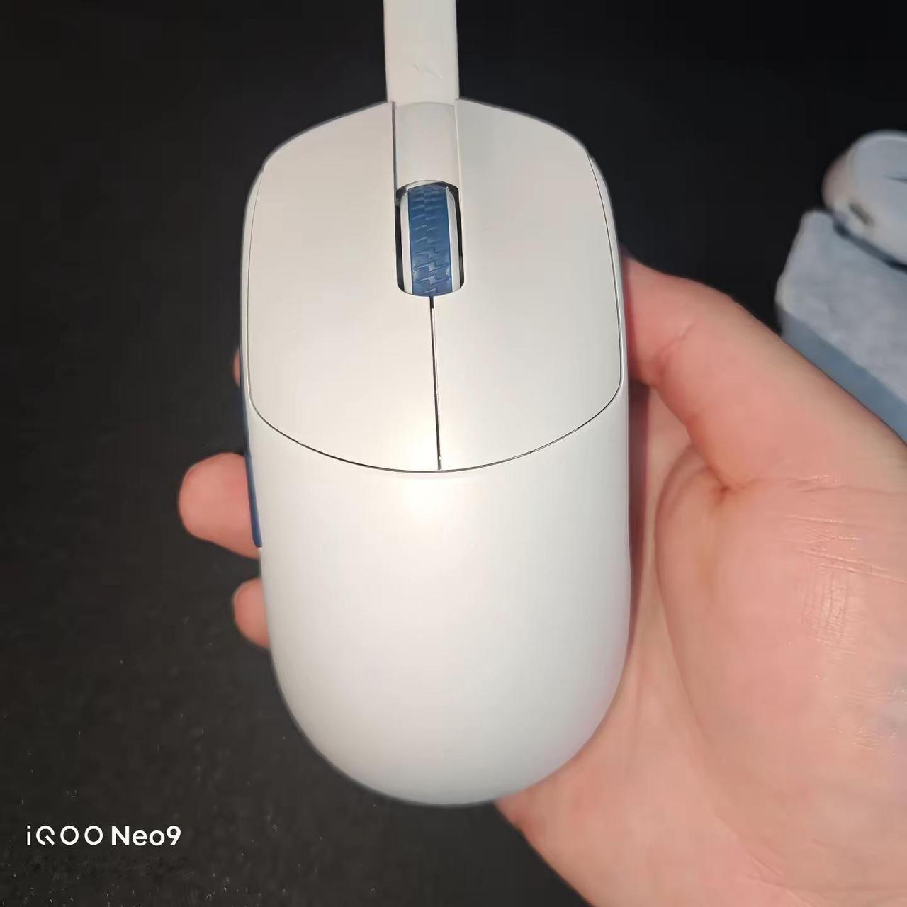 从来没用过这么让人恶心的鼠标，99的鼠标都比这个跟手，到底是谁在吹国产抓握三幻神