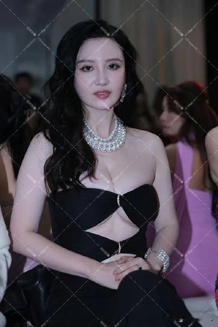 张萌大秀身材，黑色抹胸礼服，性感又大胆，却被一些网友调侃，身材太丰腴，礼服太瘦小