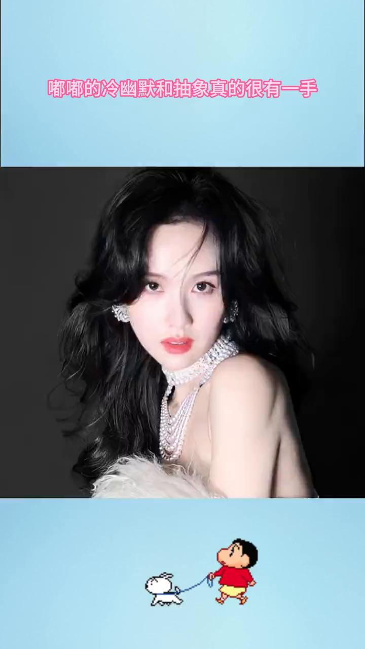 陈都灵刚从车里出来的时候还以为是什么特效，没想到是帽子上的小玩具。看把嘟嘟得意的