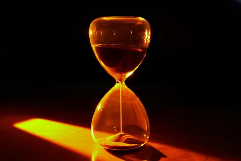 生活中，千万别让那些只在方便时才找你的人，占据太多时间。一天就24小时，若总被别