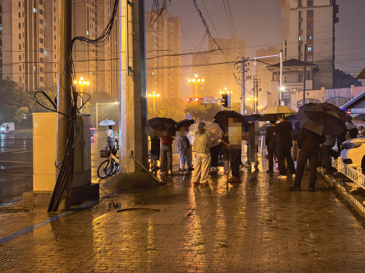 广德一家三口被撞1死2伤，市民雨夜到事发路口悼念，有人线上下