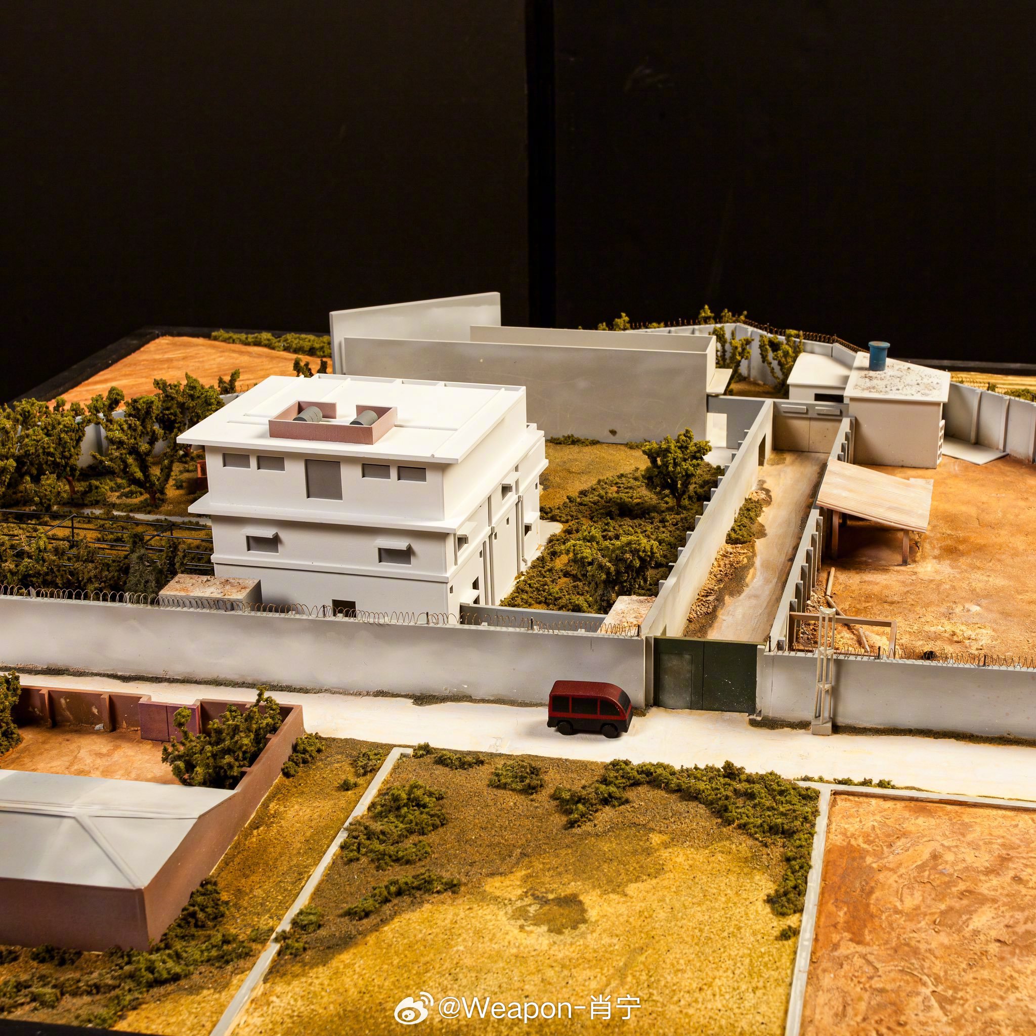 #兵器影像[超话]# 美国中央情报局博物馆展出的巴基斯坦阿伯塔巴德本拉登大院模型