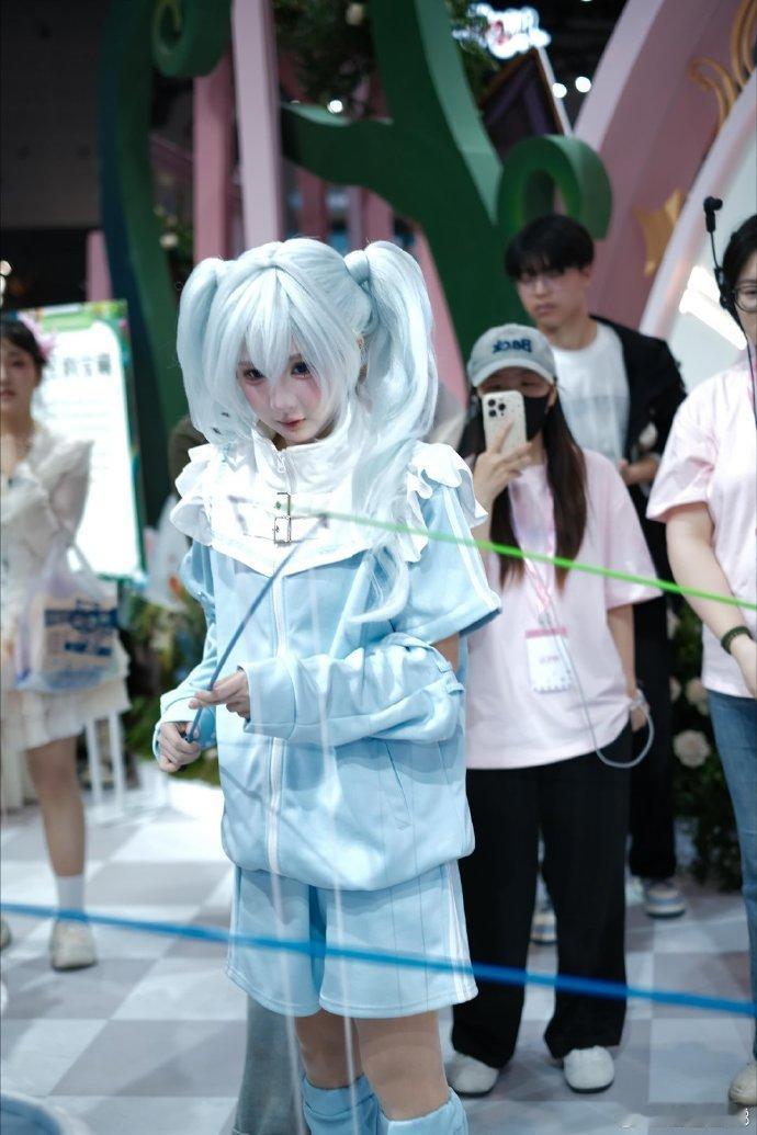 造梦师线下造梦造梦师五一漫展好多人啊三百平超大展位真的太有排面了，现场布置精致又
