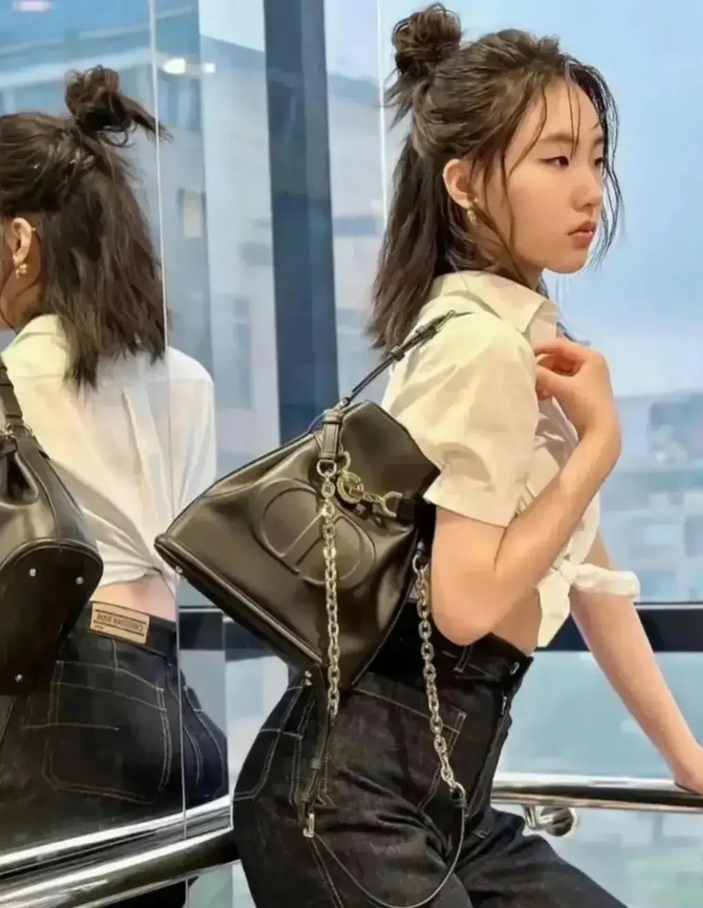 一天晚上，小S大女儿问她：“妈妈为什么我必须出道当明星？你看姨妈好惨！”小S瞬间