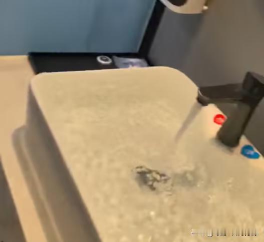 水漫金山，酒店退房不成？客户恼羞成怒之下将房间一直开着，导致酒店损失惨重，最终女