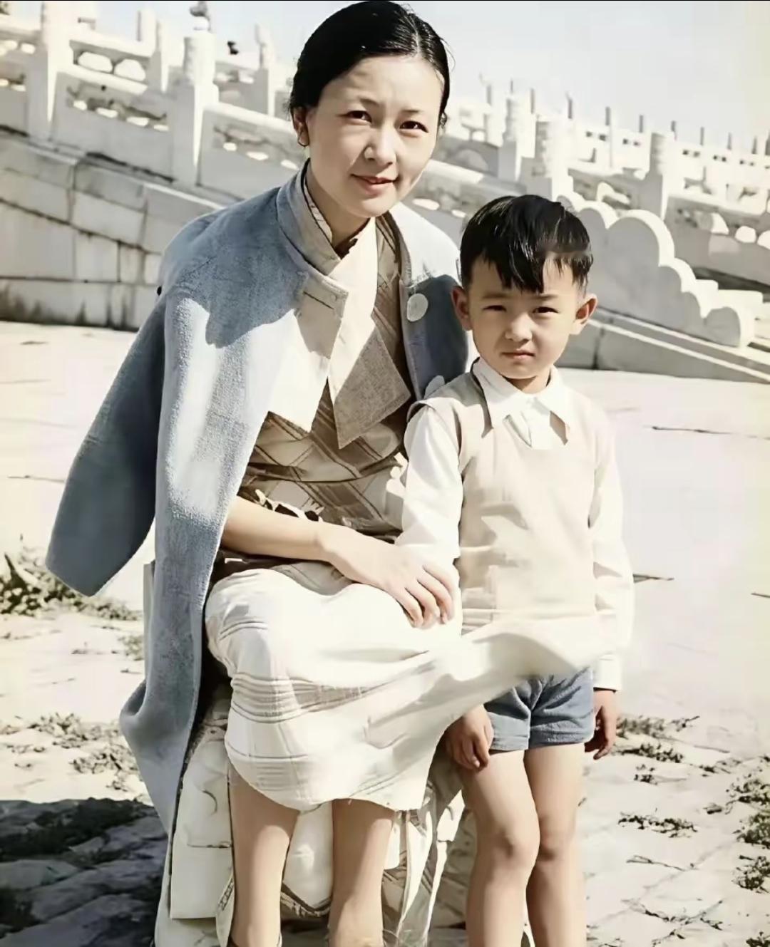 1936年，林徽因带着儿子梁从诫在故宫内的一张珍贵留影。