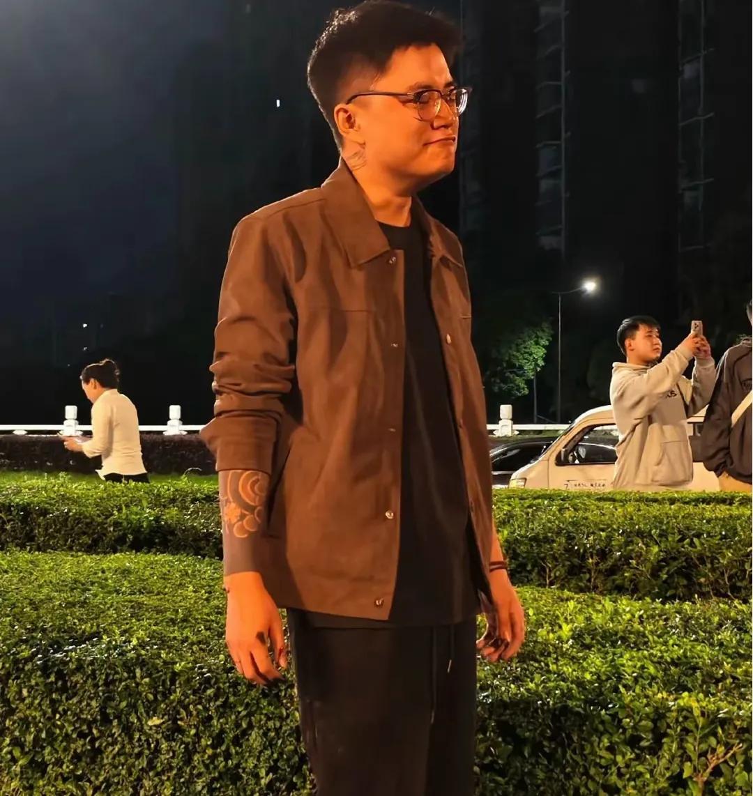 纹身的人也很帅，这个眼镜小哥的手都在滴血，他是第一批发现起火救人的人，可即便他用