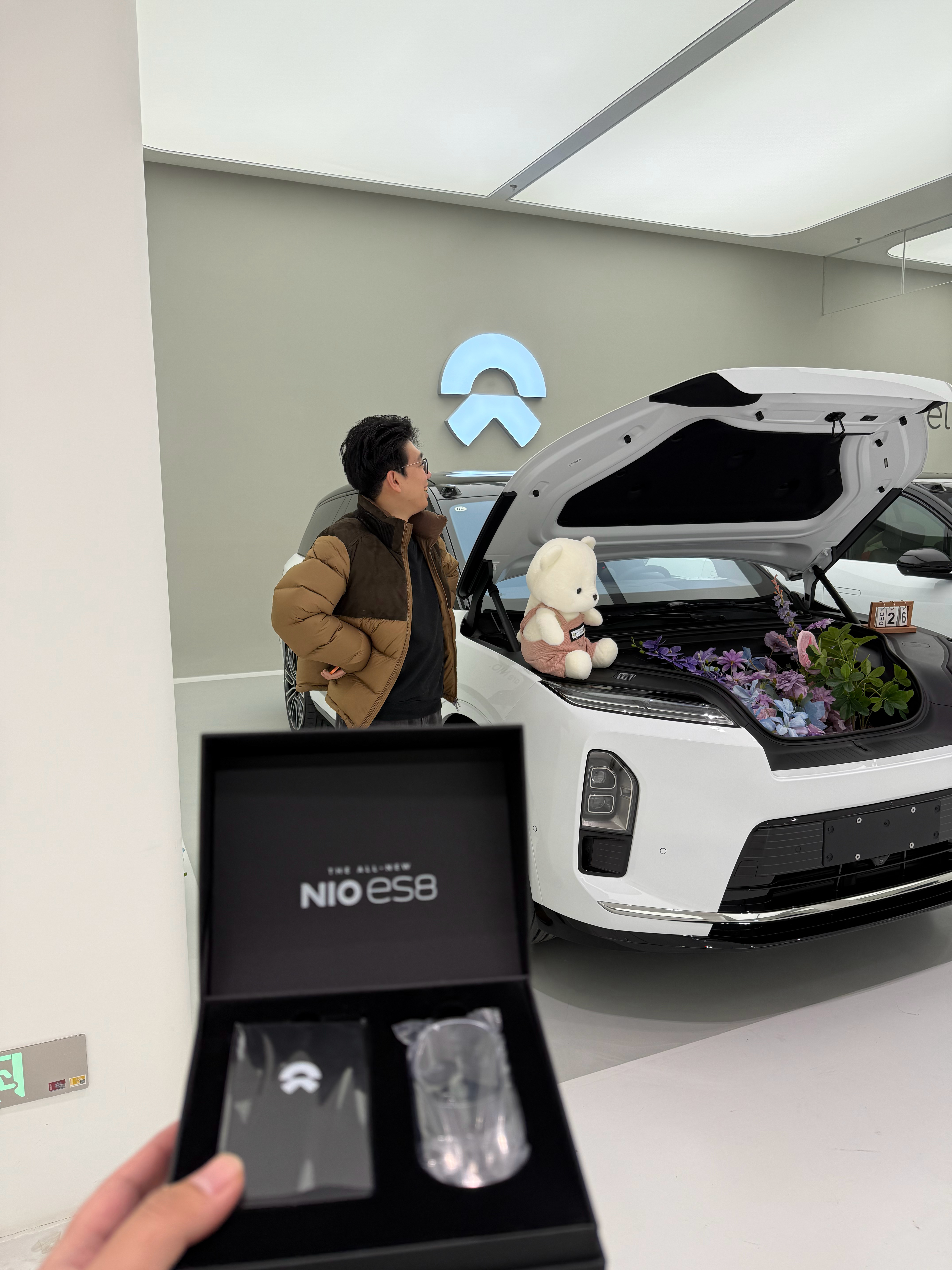恭喜这个 B，买了全新蔚来 ES8！ 