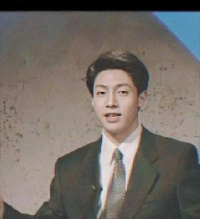 1998年，撒贝宁去央视面试，领导肖晓琳一看到他，转头就走入办公室锁上门，问同事