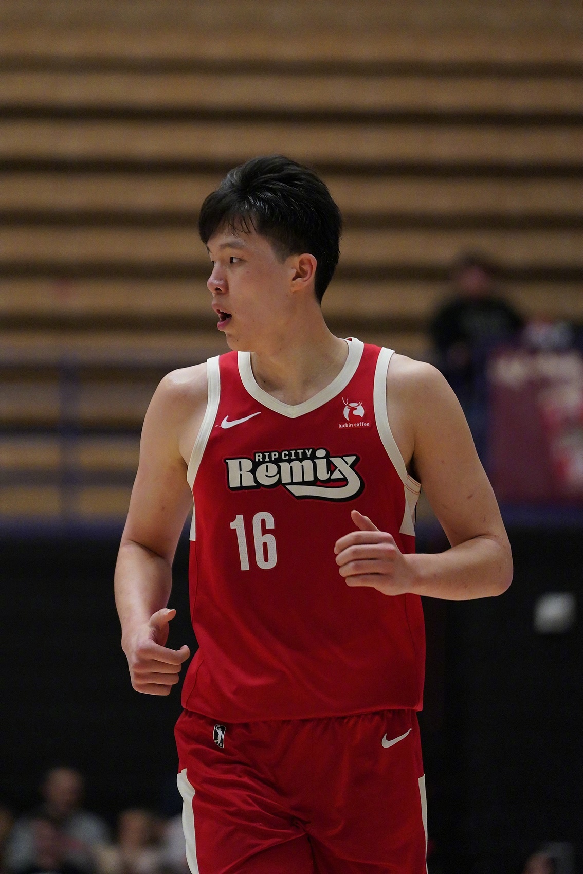 开拓者从G联赛召回杨瀚森 开拓者官宣已经从混音队召回了杨瀚森！今天球队将在主场对