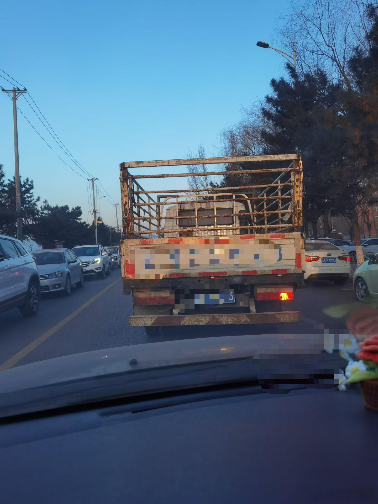 世界上最遥远的距离，不是生与死，而是我在路这头，公司在路那头，中间隔着一万辆车。