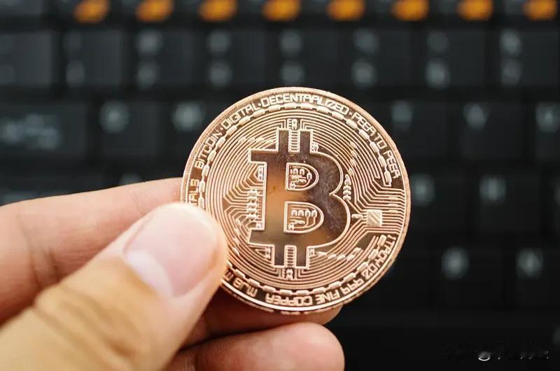 【可能再跌50%！】比特币价格目前在69000美元左右，如果再跌50%，那是非常