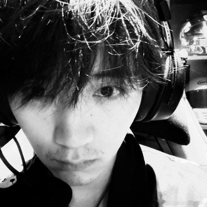 周翊然几周报备周翊然胡茬自拍 周翊然几周报备，周翊然胡茬自拍，是满分可爱鬼马感的