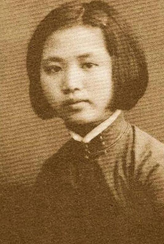 1942年，楚青通过海上秘密交通线到上海投奔父亲詹克明，并于10月生下第一个孩子