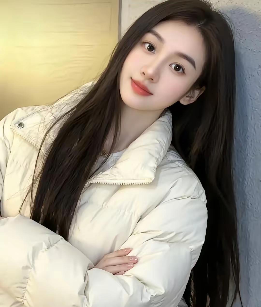 冬日暖阳下的温柔少女，白色羽绒服与长发相得益彰，温暖又迷人。温柔长发少女 女生羽