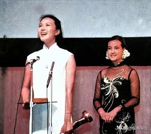 连刘晓庆都只能站在后排，站C位前排的这位才是当年顶流大咖，猜猜她是谁？