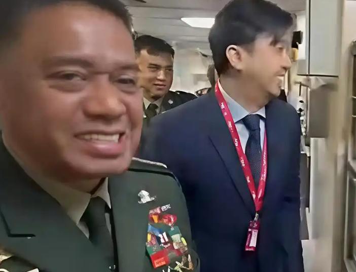 去年香会上怒斥中方记者是特工的菲律宾国防部长，为何今年改从酒店后厨悄悄溜了？
