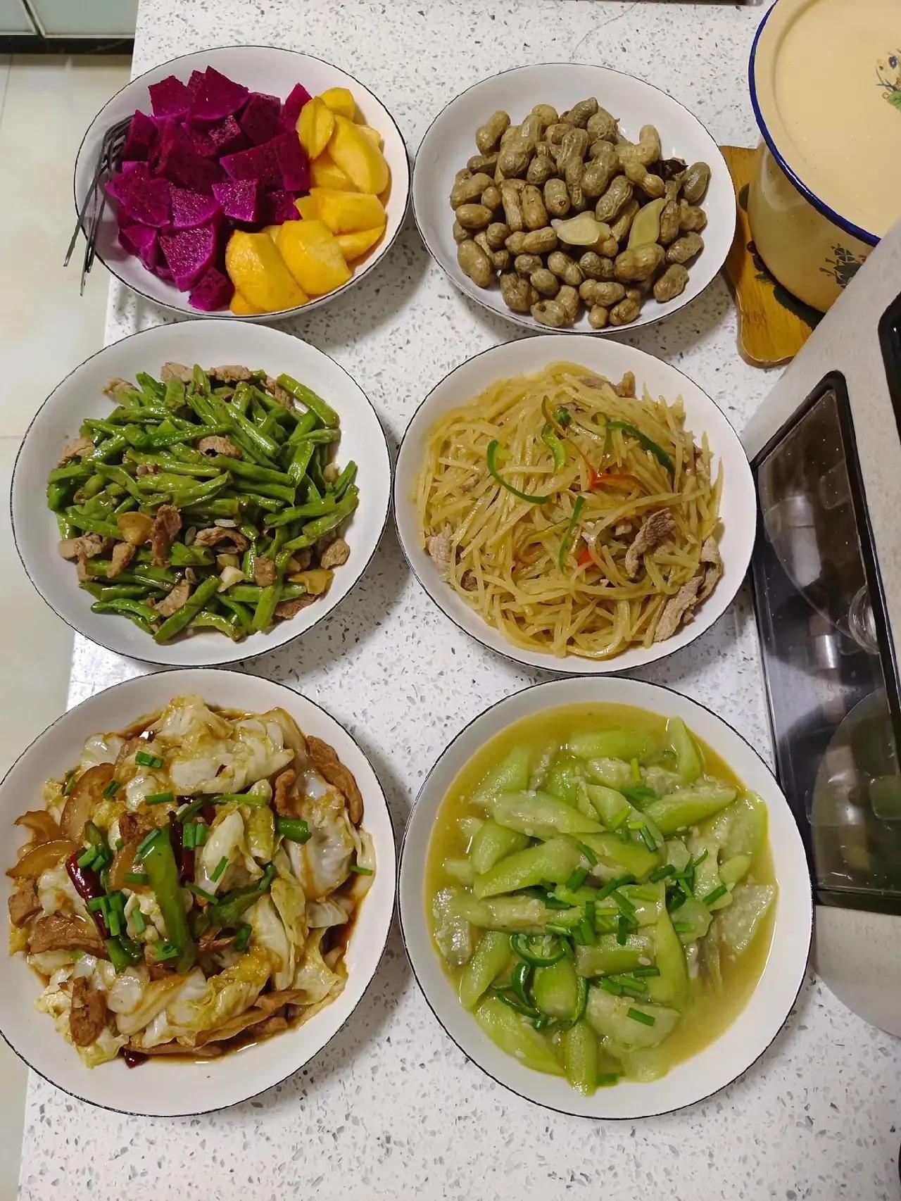 老公嫌弃我做的菜不够下酒
图一：我做的家常菜
图二：老公跑外面去吃的垃圾食品
放