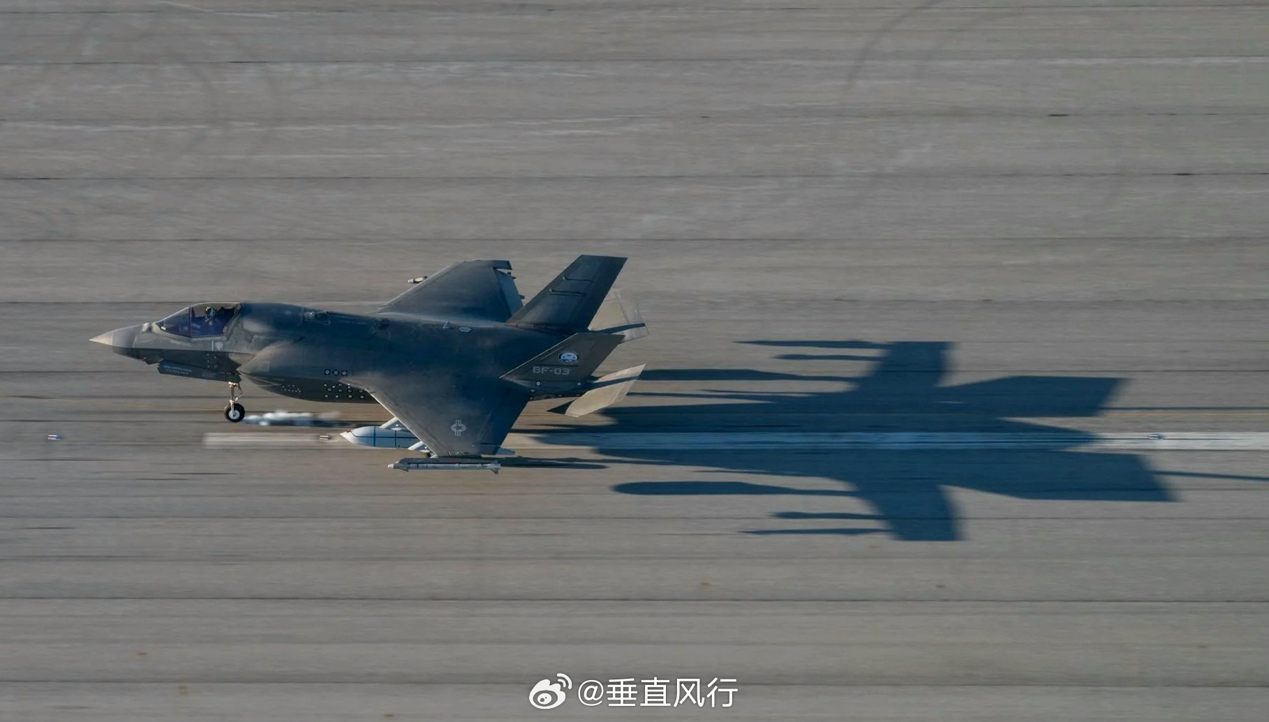 F-35B挂上了AGM-158C LRASM，鱼叉的下一代，可惜只隐形不超音速武