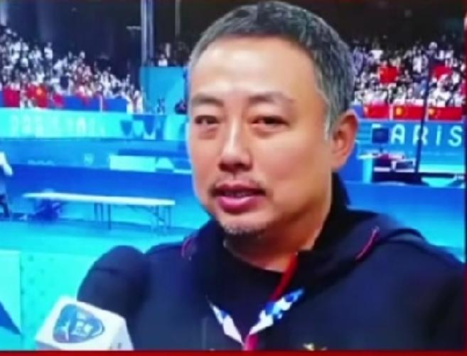 有人说：“刘国梁当主席，带队为什么长盛不衰，答案就在训练场上。他扎根一线，不摆架