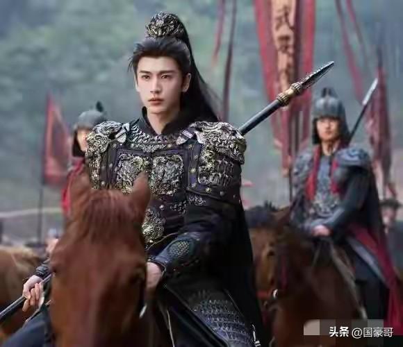 近日，电视剧《逐玉》男主在片场补妆的画面突然爆火，而张凌赫的精致妆容，也引发了极