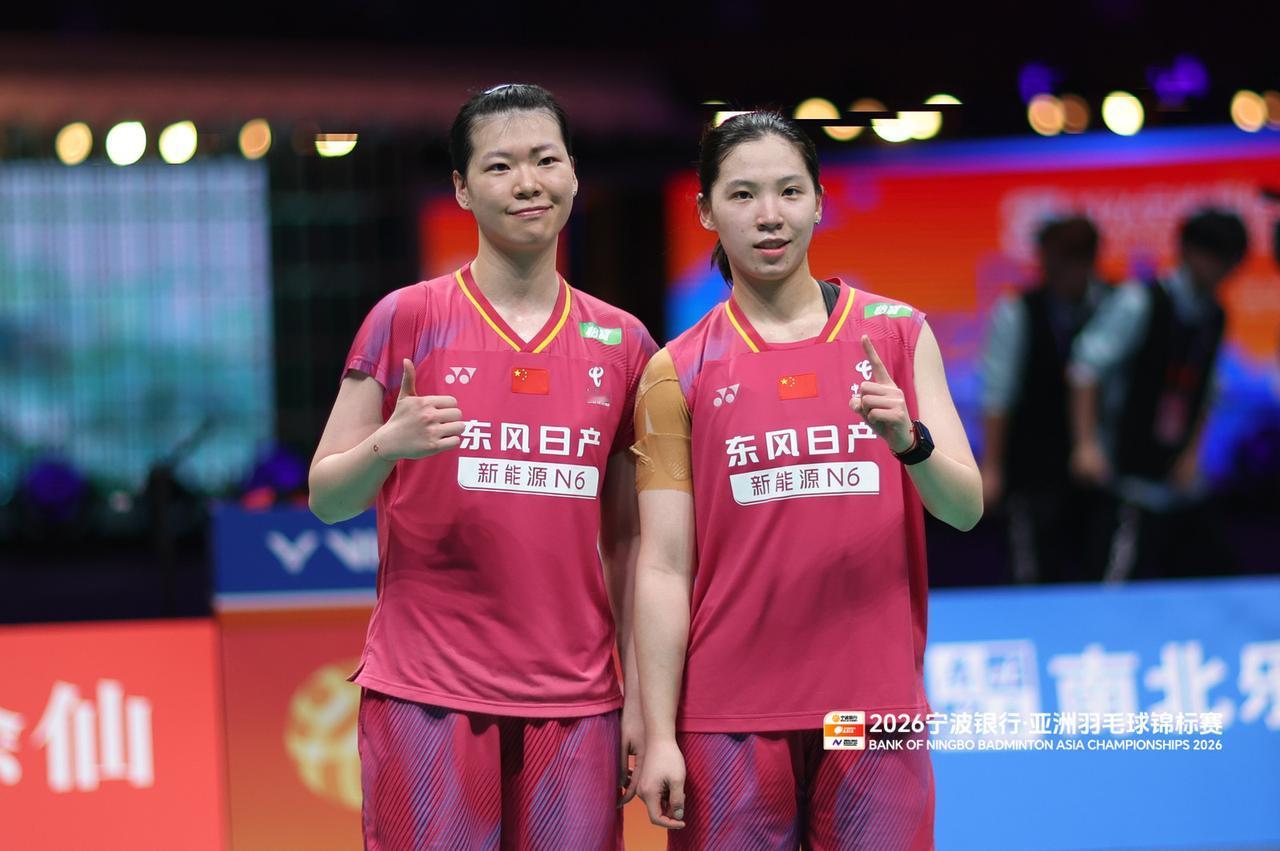 2026年亚洲羽毛球锦标赛女双决赛，刘圣书/谭宁中途因伤退赛，李怡婧/罗徐敏首夺