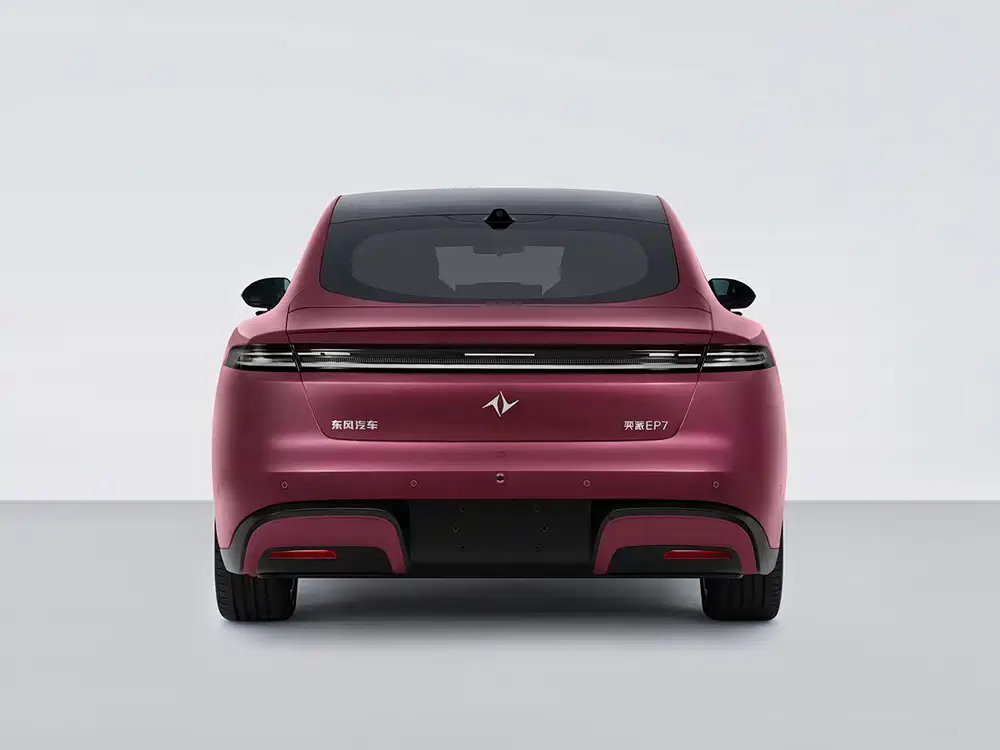 2026款奕派EP7纯电轿车，中型运动纯电轿车。整车尺寸4975mm×1960m