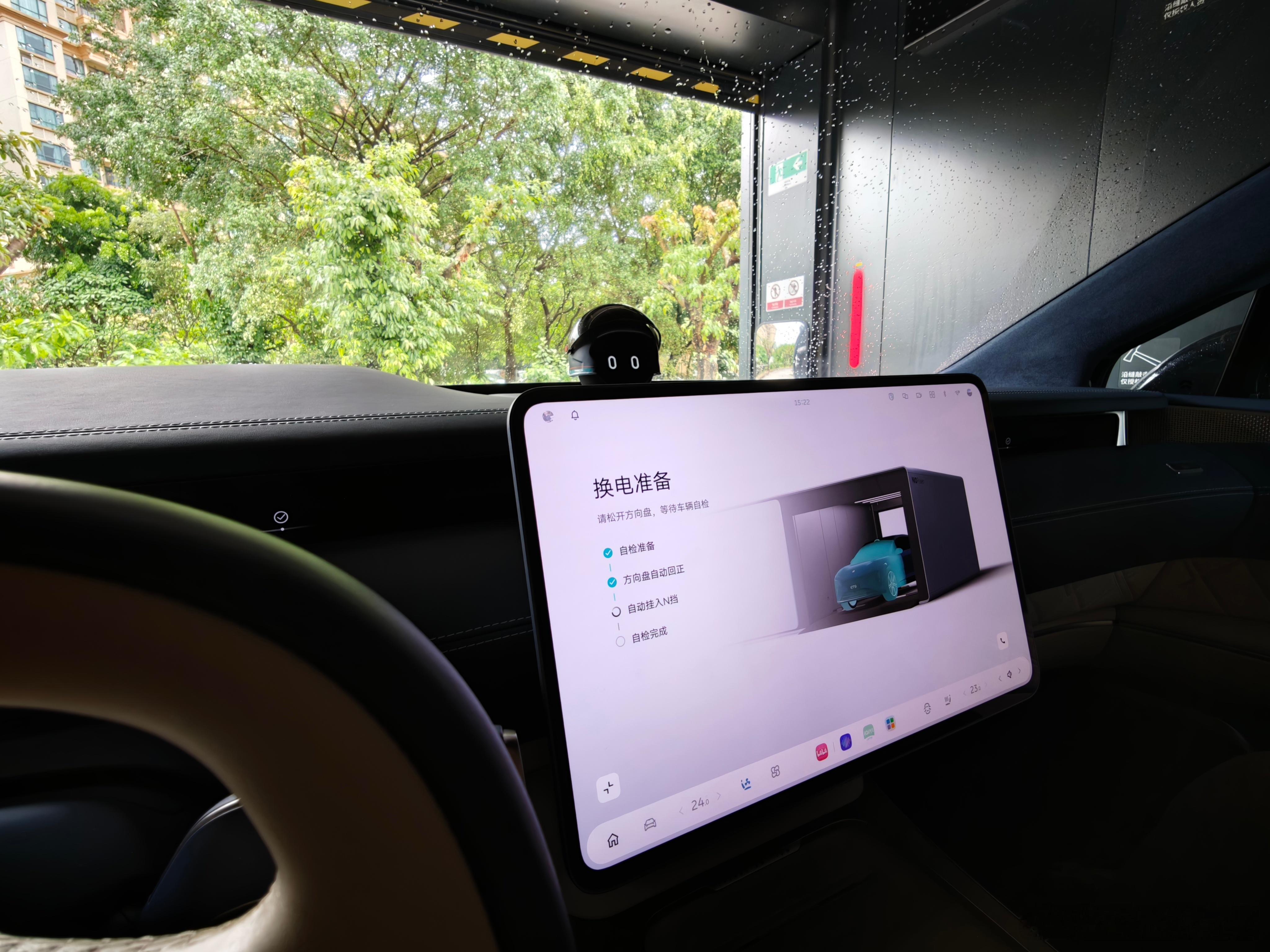 五一假期开大家车的蔚来et9 到处跑，短短两天已经第2次换电了。图1是我所在的珠