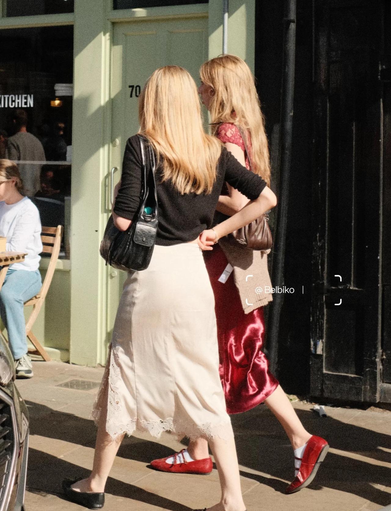 伦敦街拍｜那些穿芭蕾鞋玛丽珍鞋的女生🩰
春天来了，街头的穿搭也慢慢变轻盈了～除