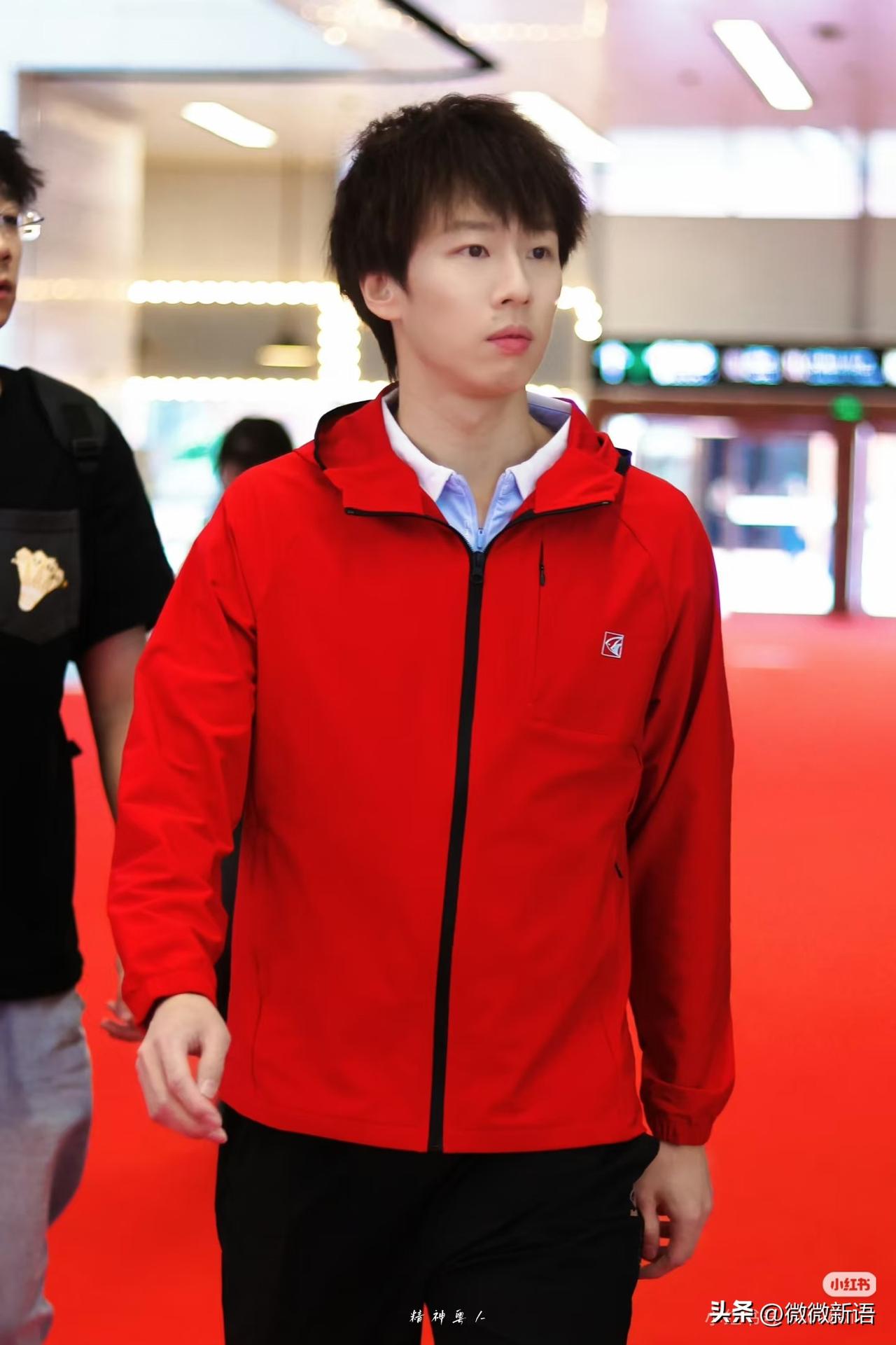 怪不得林高远连夜从上海回广州了，原来还要赶上今天上午双鱼的活动，穿着红色外套的林