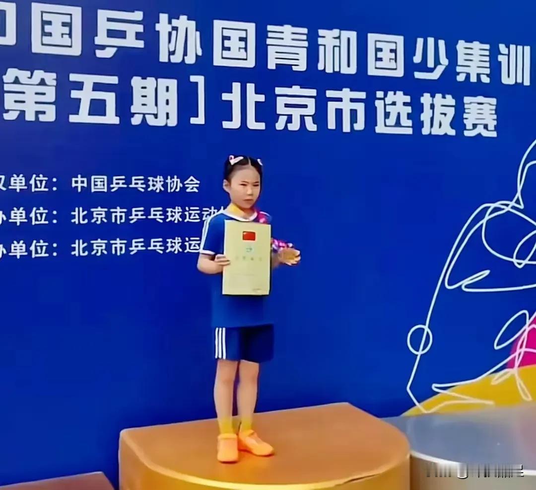 笑笑进步了，拿到第一个省级赛冠军！
王楠的女儿笑笑（郭依嘉）在乒乓球国少队第五期