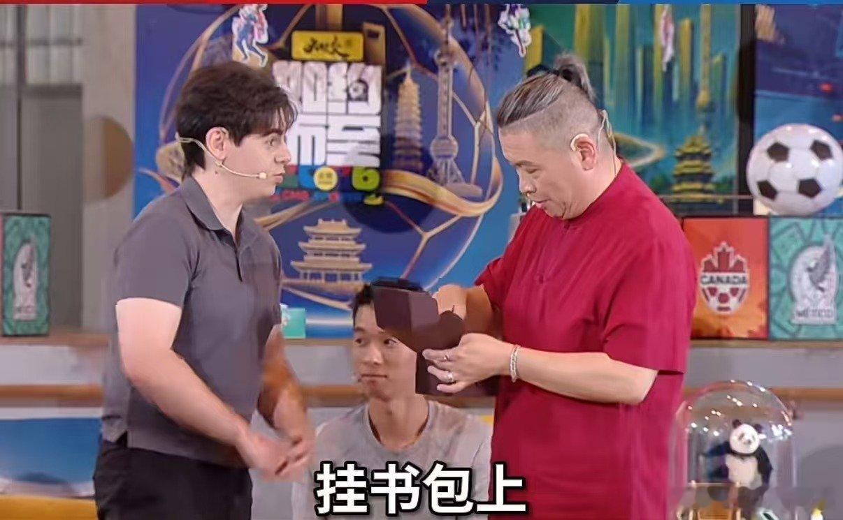 西班牙球迷被非遗绒鸟惊艳到了 往届的场外内容都大同小异，今年算是玩出了新花样。文