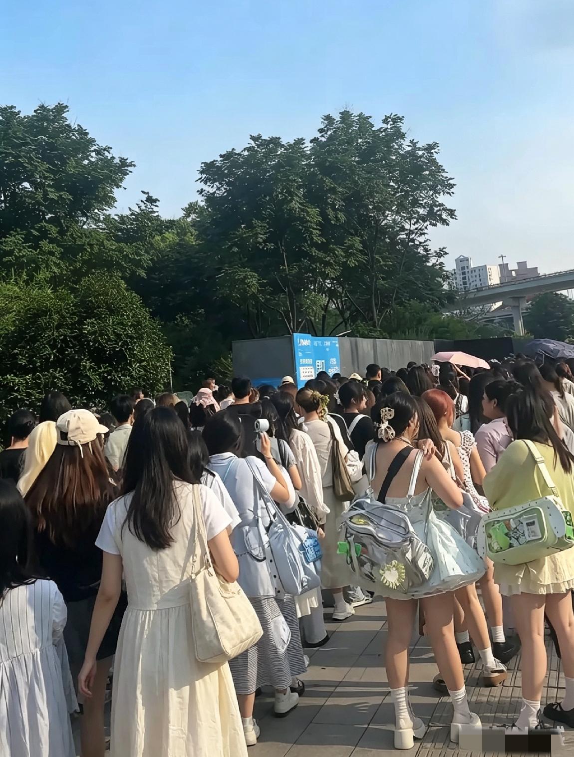 现在女孩奔赴一场时代少年团上海演唱会，要5000大洋。
 
成年人的世界，满是房