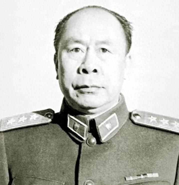 1969年开会时毛主席发现一人未在名单上，亲自批示：这位同志是否应该考虑加入？