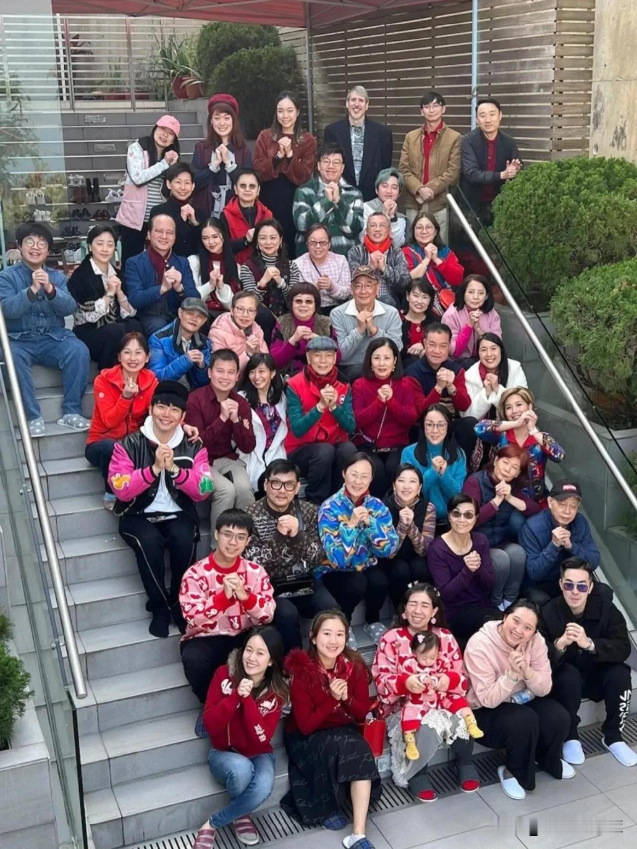 大年初一，50人到汪明荃家拜年，连拖鞋都要准备50双～这图一得是无人机才能拍出来