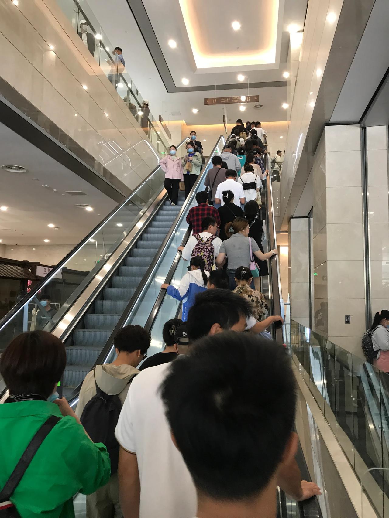 这看上去是不是像是购物中心？但不是！

这是湖北省博物馆，果然人气不是一般的旺，