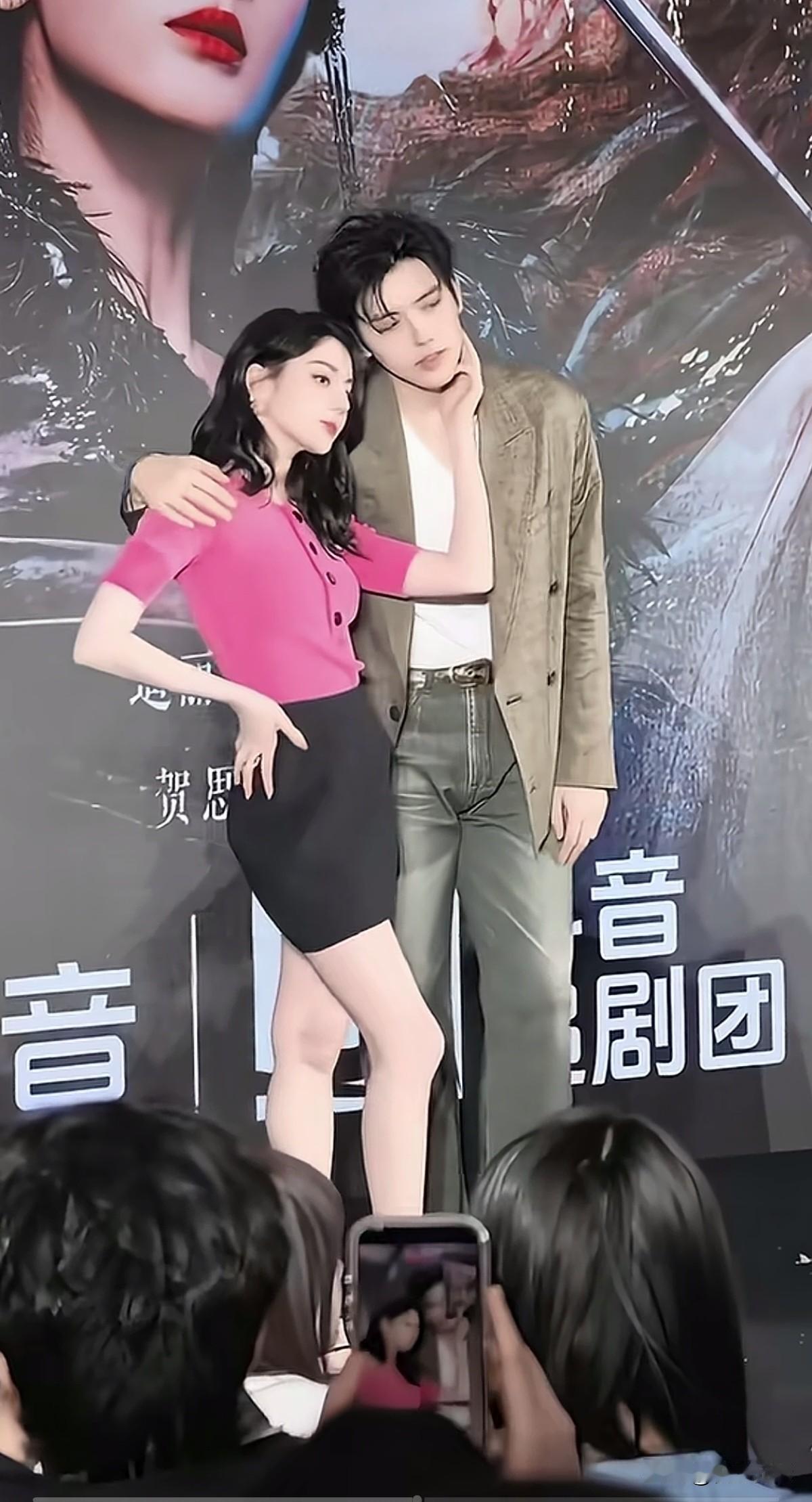 大导演陈凯歌儿子陈飞宇和迪丽热巴，
他们一个俊一个靓，
站在一起就像一幅画，
颜