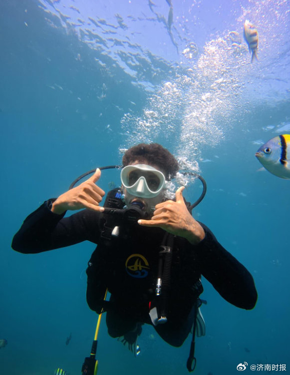 【#泰山队外援度假方式各不相同#】克雷桑与女友畅游三亚，品尝美食；泽卡选择“宅”