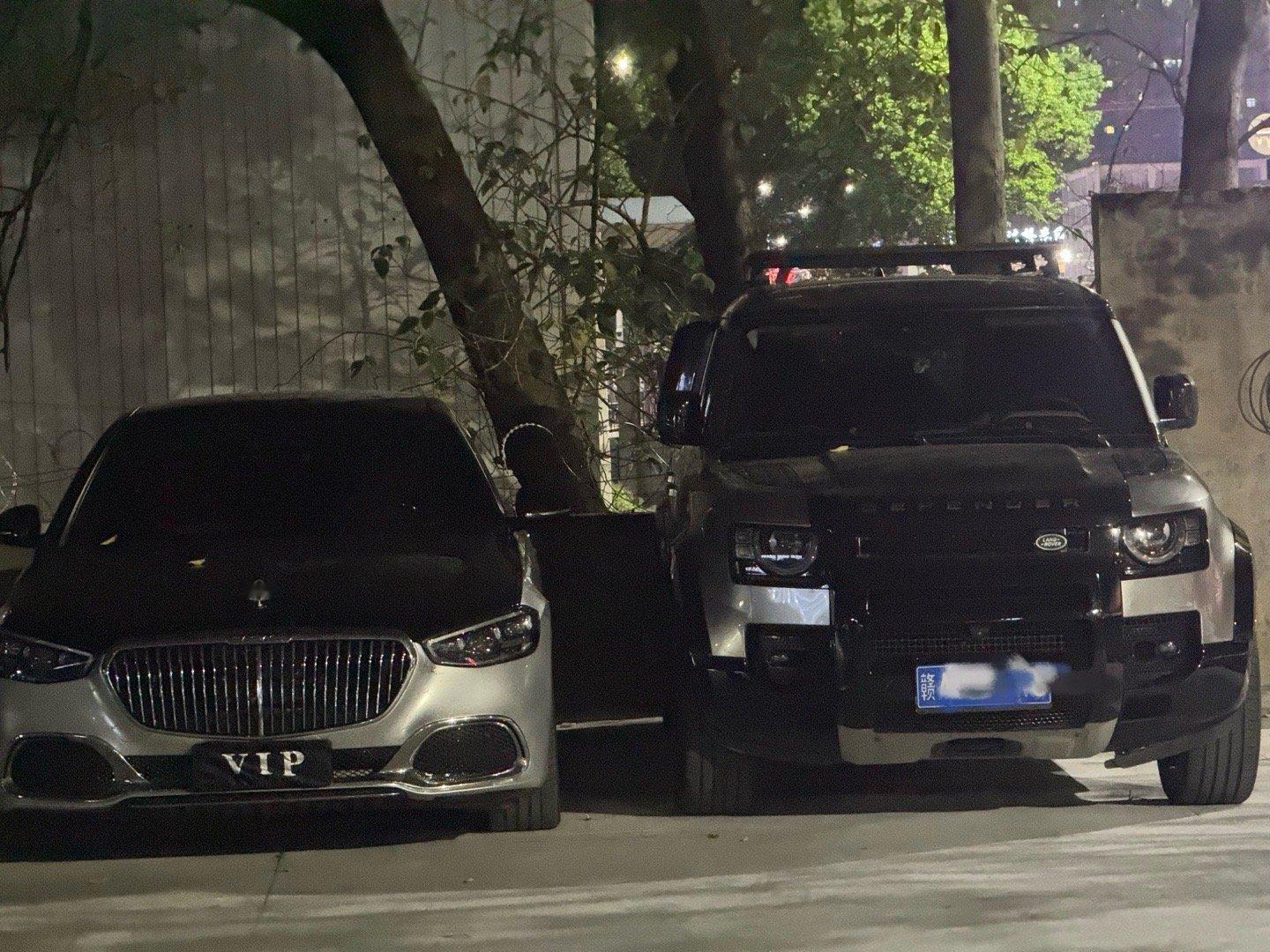 这个家庭用车组合如何？迈巴赫S级+路虎卫士[doge] ​​​