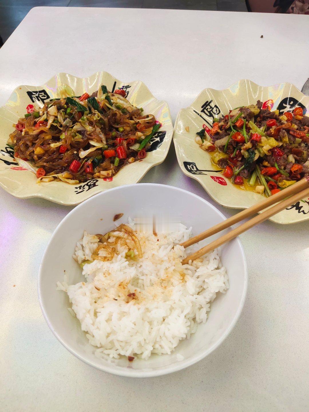陕西高能量女孩下班独自吃饭的一天有扎克很幸运