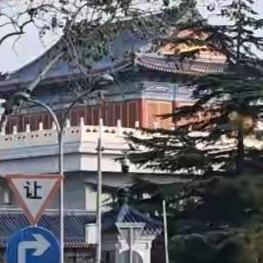 10月24日上午9时，北京八宝山殡仪馆，杨振宁先生追悼会举行，因消息提前曝光，大